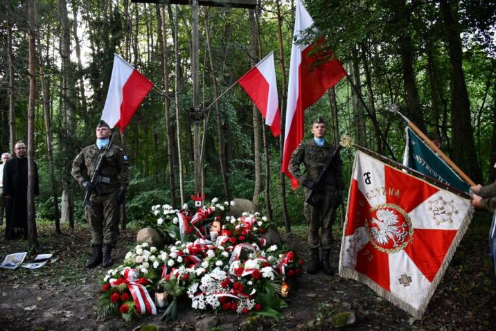 Miejsce&#x20;pamięci&#x20;upamiętniające&#x20;Antoniego&#x20;Młyńskiego&#x20;ps&#x2e;&#x20;Drągal&#x20;i&#x20;jego&#x20;żołnierzy&#x2c;&#x20;ostatni&#x20;oddział&#x20;Żołnierzy&#x20;Niezłomnych&#x20;na&#x20;ziemi&#x20;radomskiej&#x20;w&#x20;Kolonii&#x20;Wawrzyszów&#x2c;&#x20;fot&#x2e;&#x20;E&#x2e;&#x20;Nowicka